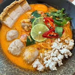 ต้มยำ 3 หมู (หมูกรอบ-หมูเด้ง-หมูสับ) ใส่ไข่ 1 ฟอง แถม แคปหมู