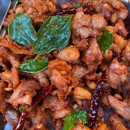 ข้าวเหนียวห่อ ไก่ทอดพริกแกง