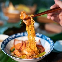 บะหมี่แห้งราดน้ำแดง หมูกรอบ