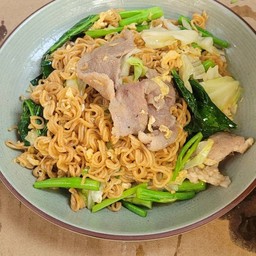 มาม่าผัดซีอิ๊วหมู