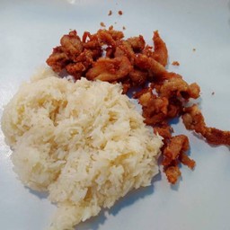 ข้าวเหนียวหมูทอด ไก่ทอด by ครูมล