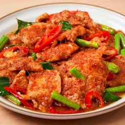 ข้าวผัดพริกแกงหมูใส่ถั่วฝักยาว