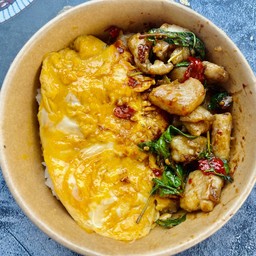 ข้าวไข่ยิ้ม+กะเพราปาดอลลี่