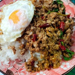 ข้าวกระเพราหมูสับไข่ดาว
