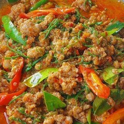 หมูสับผัดพริกแกงราดข้าว