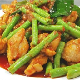 ข้าวผัดพริกแกงไก่ใส่ถั่วฝักยาว