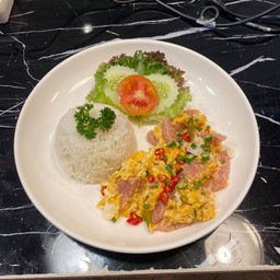 ข้าวไข่ขยี้แหนม