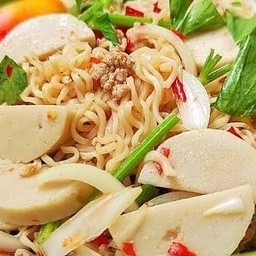 ยำมาม่าหมูยอ