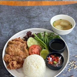 ข้าวไก่กรอบซอสน้ำปลา
