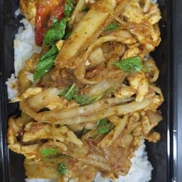 พริกแกงไก่หน่อไม้ราดข้าว