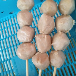 ร้านลูกชิ้นทอด หน้าโรงเรียนโนนทัน (ลูกอีสานหลานปู่แล)