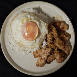 ข้าวหมูสามชั้นทอดกระเทียม + ไข่ดาว
