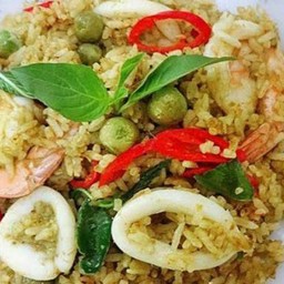 ข้าวผัดเขียวหวานทะเล