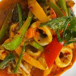 ปลาหมึกผัดไข่เค็มเป็นกับข้่าว