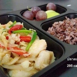 ข้าวไรซ์เบอรี่+ปลาดอลลี่ผัดขิง+ผักลวก
