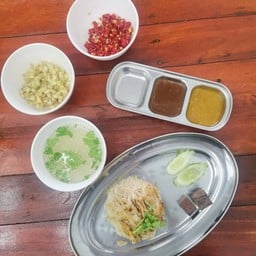 ตวง ข้าวมันไก่ ดินแดง