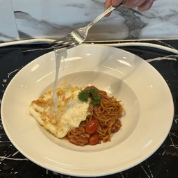 สปาเก็ตตี้ซอสมะเขือเทศไข่ชีส
