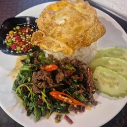 กระเพราเนื้อ ราดข้าว (ไม่มีไข่)