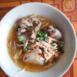 ก๋วยเตี๋ยวไก่ฉีกต้มยำ