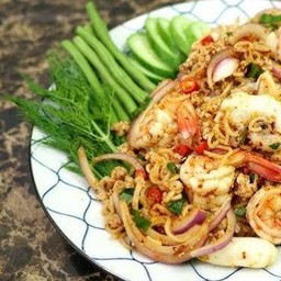 ลาบมาม่าทะเล +ข้าว