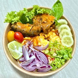 ข้าวสวยราดด้วยไข่ขยี้และปลากระป๋อง