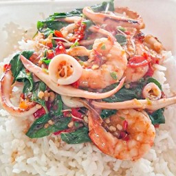 กะเพราซีฟู้ด ราดข้าว