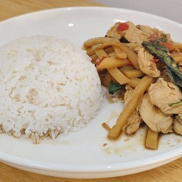 ข้าวกะเพราใส่หน่อไม้ (เลือกเนื้อสัตว์เอง)