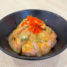 ข้าวหน้าแซลมอนเบิร์นซอสไซเคียว