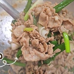 ข้าวสามขั้นสไลด์ผัดพริกสด