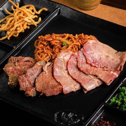 ข้าวซอยผัดแห้งเนื้อน่องลาย และใบพาย