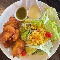 สลัดปลาทอด หอมฟินๆ กรอบ นุ่ม ผักคุณภาพ