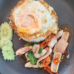 ข้าวผัดกระเพราปลาหมึก