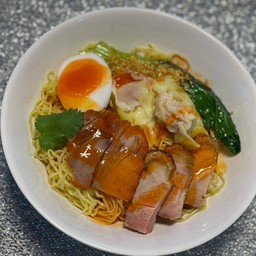 บะหมี่ หมูแดงล้วน เกี้ยว ไข่ต้ม แห้ง