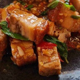 กระเพราหมูกรอบ (กับข้าว)