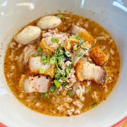 เตี๋ยวต้มยำหมูกรอบ