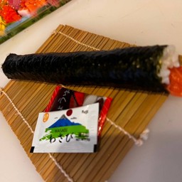 มากิโรลสาหร่ายแซลมอน