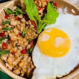 กระเพาหมูสับซาดิส ฟรีไข่ดาววว