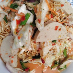 ยำหมูยอตีนไก่มาม่าหมูสับ