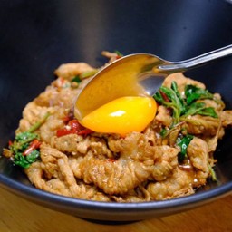 ข้าวกะเพราเนื้อพรีเมียม