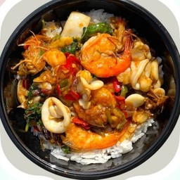 ข้าวกระเพราไข่ข้นเผ็ดสะดุ้ง ตบด้วยของหวาน