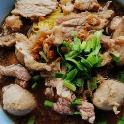 ก๋วยเตี๋ยวน้ำตกเนื้อชามใหญ่