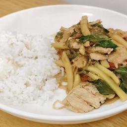 ข้าวกะเพราหน่อไม้+วุ้นเส้น (เลือกเนื้อสัตว์เอง)