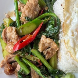 คะน้าหมูกรอบ(กับข้าว)