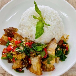 กะเพราหมูกรอบ