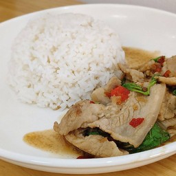 ข้าวกะเพราหมูสามชั้นสไลด์