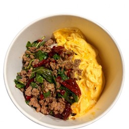 กะเพราเนื้อสับราดข้าว