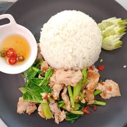 ข้าวผัดคะน้าหมูชิ้น
