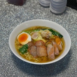 บะหมี่ เกี้ยวน้ำหมูกรอบ