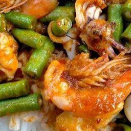 ผัดพริกแกงรวมมิตรราดข้าว