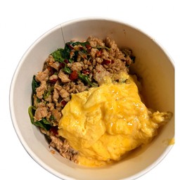 กะเพราหมูสับราดข้าว